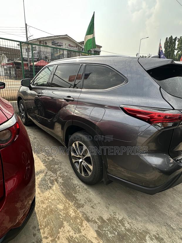 Toyota Highlander LE 2022 Gray