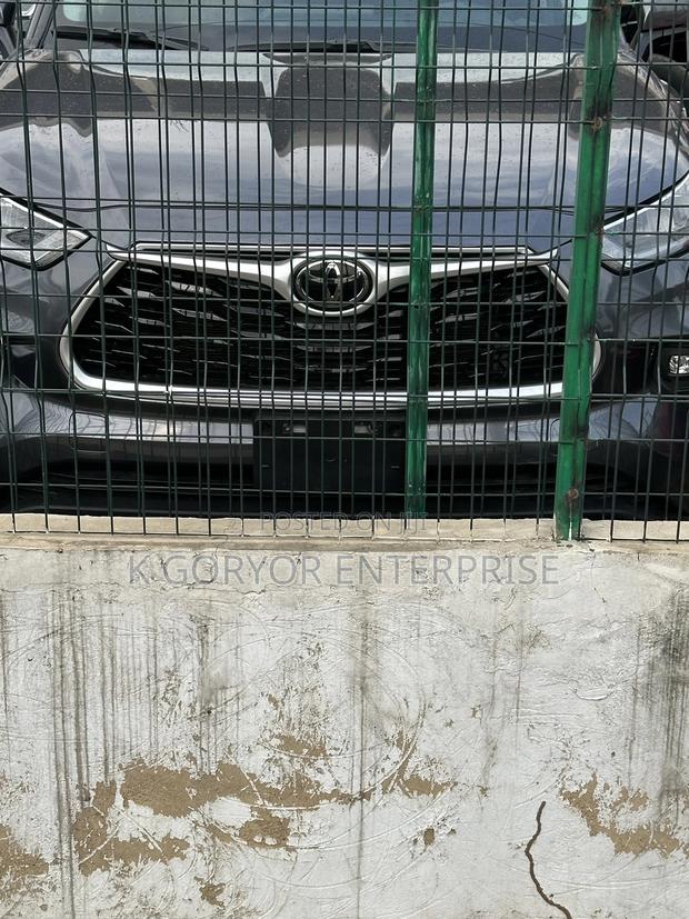 Toyota Highlander LE 2022 Gray photo 2