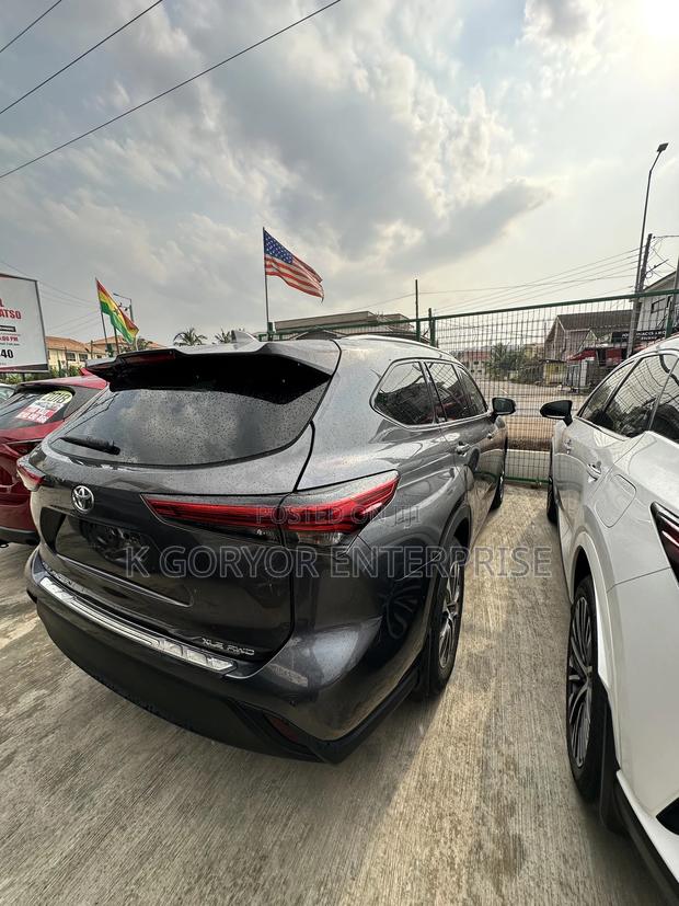 Toyota Highlander LE 2022 Gray photo 3