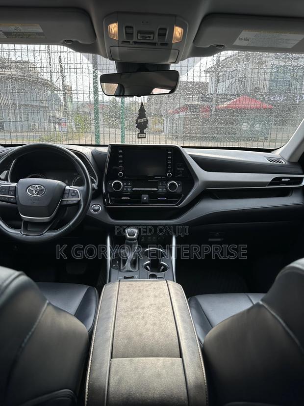 Toyota Highlander LE 2022 Gray photo 4