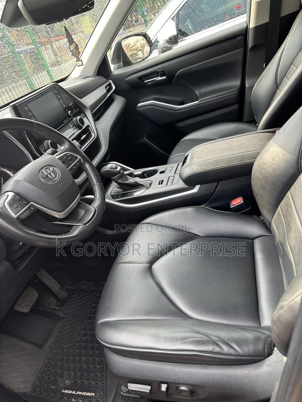 Toyota Highlander LE 2022 Gray photo 5