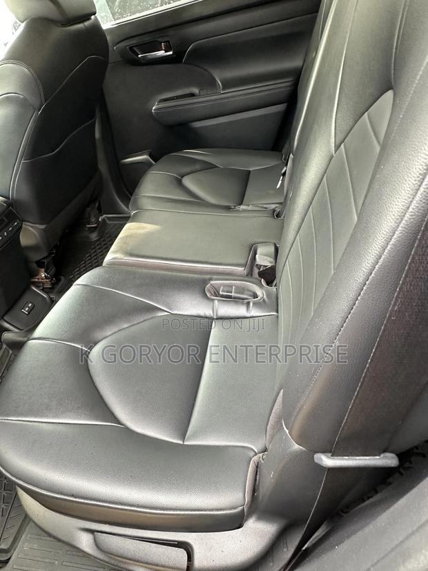 Toyota Highlander LE 2022 Gray photo 6