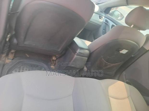 Hyundai Elantra Limited 4dr Sedan (1.8L 4cyl 6A) 2014 Silver photo 7