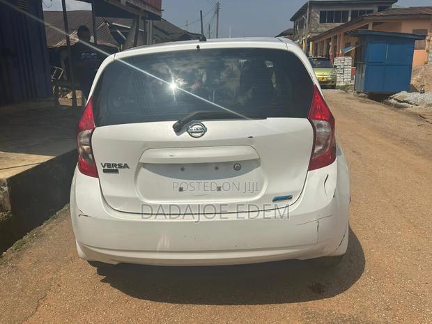 Nissan Versa 1.6 SV 4dr Sedan (1.6L 4cyl CVT) 2015 White photo 2