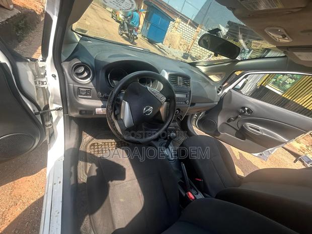 Nissan Versa 1.6 SV 4dr Sedan (1.6L 4cyl CVT) 2015 White photo 4