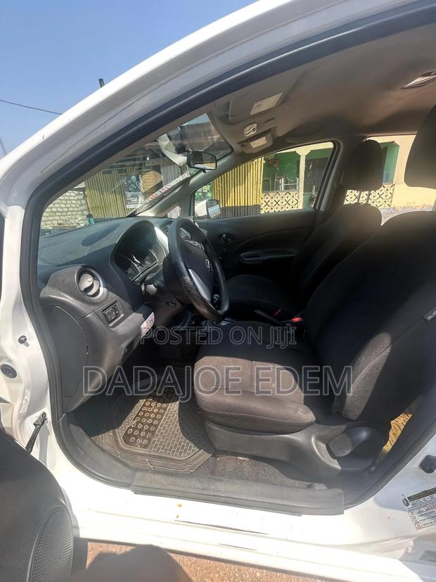 Nissan Versa 1.6 SV 4dr Sedan (1.6L 4cyl CVT) 2015 White photo 5