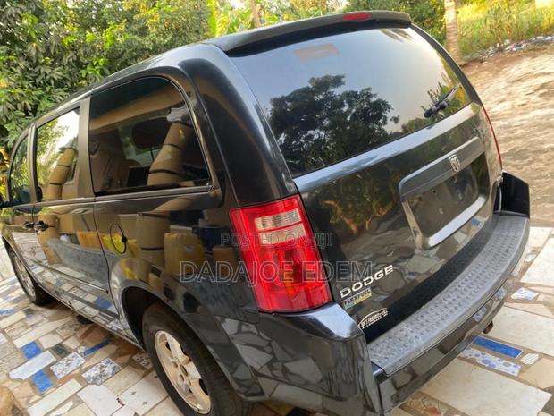Dodge Caravan 2010 Black photo 3