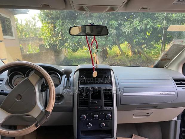 Dodge Caravan 2010 Black photo 6
