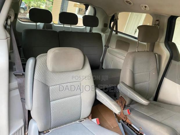 Dodge Caravan 2010 Black photo 8