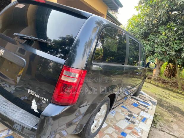 Dodge Caravan 2010 Black photo 9