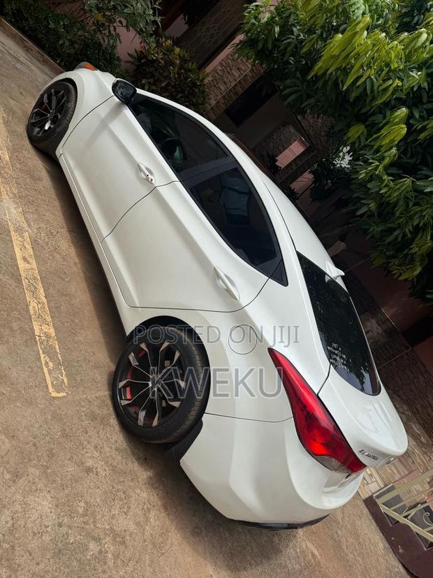 Hyundai Elantra Limited 4dr Sedan (1.8L 4cyl 6A) 2014 White photo 9