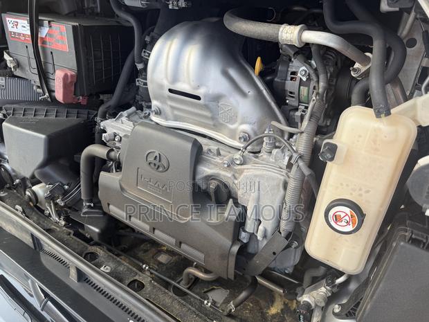 Toyota RAV4 XLE 4dr SUV AWD (2.5L 4cyl 6A) 2018 Silver