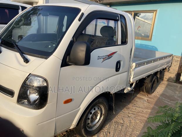 Kia Bongo 3 Pickup 2012 White photo 2