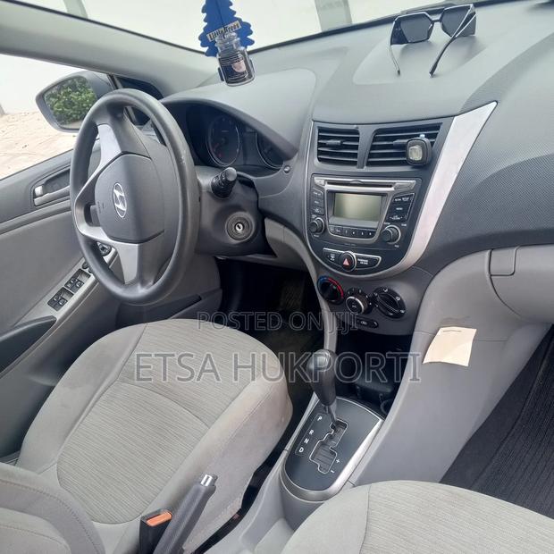 Hyundai Accent SE Sedan 2017 Gray photo 2
