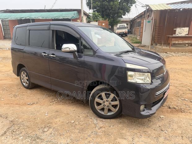 Toyota Voxy 2012 Blue photo 2