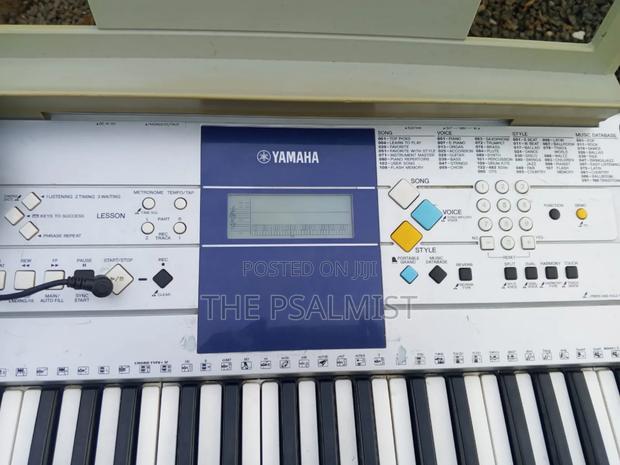Yamaha Psr E323 With Keyboard Bag, Adapter, Bookrest Sustain Pedal photo 2