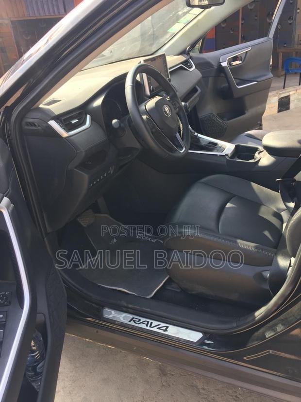 Toyota RAV4 LE FWD 2023 Black photo 2