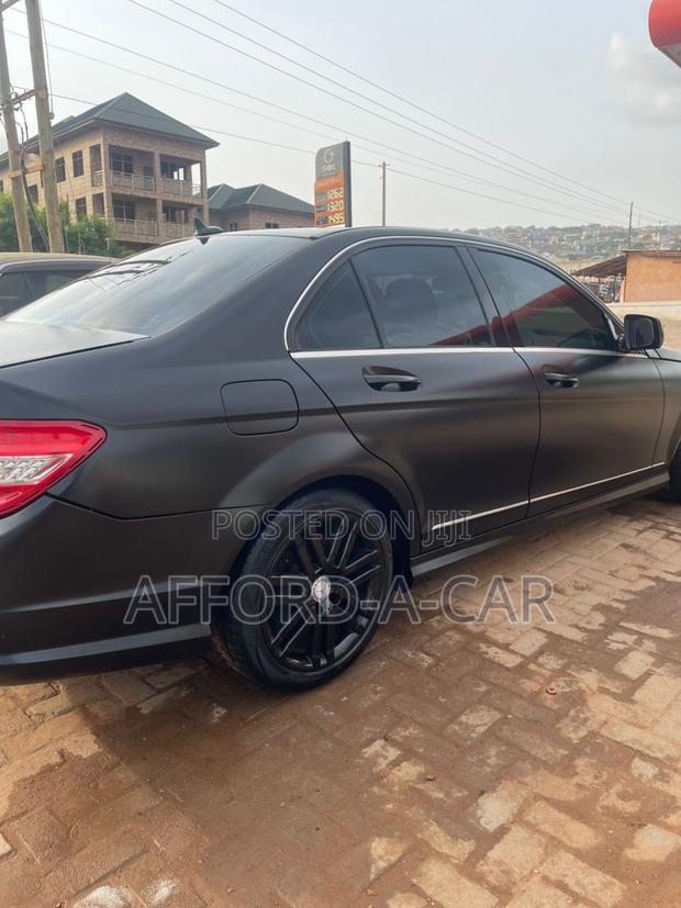 Mercedes-Benz C300 2010 Black photo 3