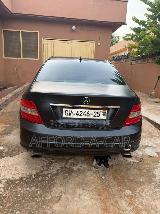 Mercedes-Benz C300 2010 Black photo 4