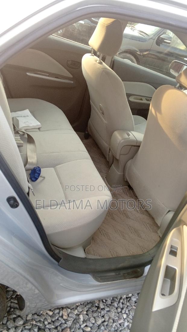 Toyota Belta 2011 Silver photo 4
