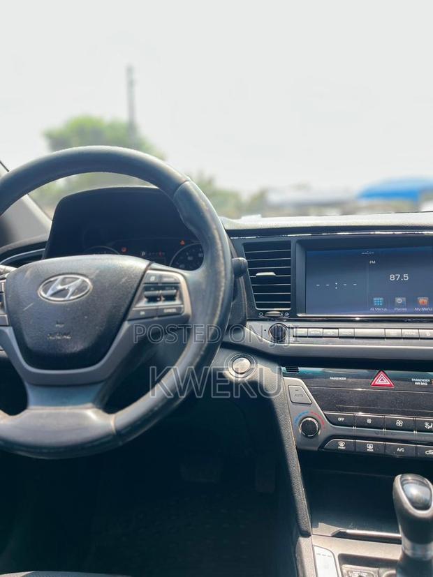 Hyundai Elantra Limited Sedan FWD (2.0L 4cyl 6A) 2017 Black photo 3