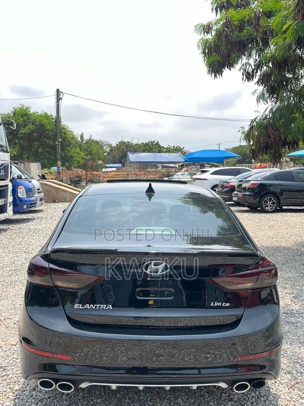 Hyundai Elantra Limited Sedan FWD (2.0L 4cyl 6A) 2017 Black photo 5