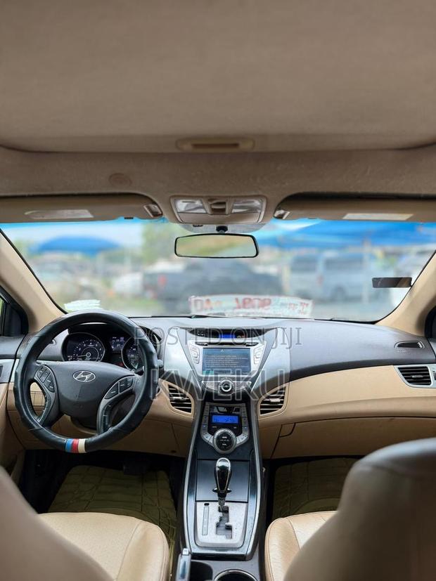 Hyundai Elantra Limited 4dr Sedan (1.8L 4cyl 6A) 2014 White photo 4