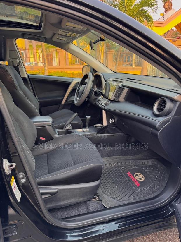 Toyota RAV4 XLE 4dr SUV AWD (2.5L 4cyl 6A) 2014 Black photo 13