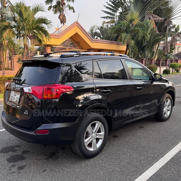 Toyota RAV4 XLE 4dr SUV AWD (2.5L 4cyl 6A) 2014 Black photo 4