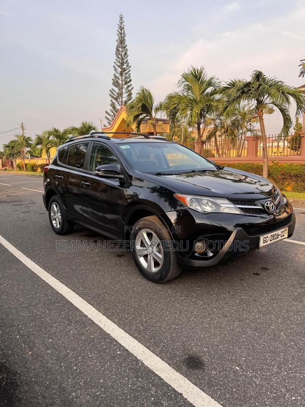 Toyota RAV4 XLE 4dr SUV AWD (2.5L 4cyl 6A) 2014 Black photo 2