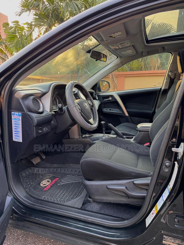 Toyota RAV4 XLE 4dr SUV AWD (2.5L 4cyl 6A) 2014 Black photo 16