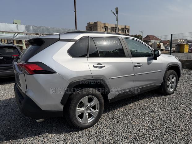 Toyota RAV4 2021 Silver
