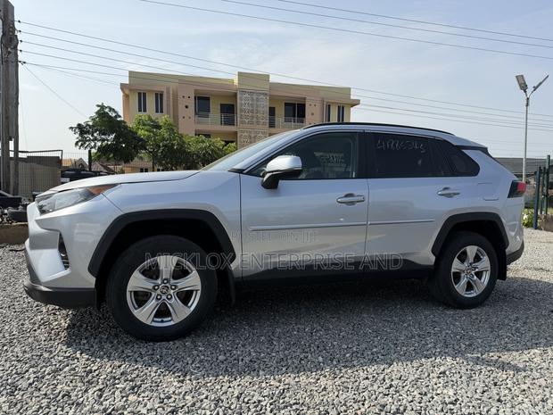 Toyota RAV4 2021 Silver