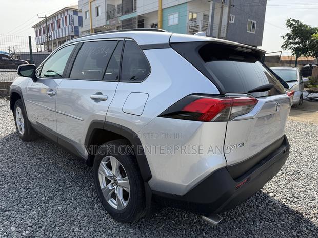 Toyota RAV4 2021 Silver