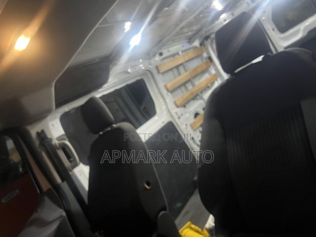 Ford Transit 2018 White photo 12