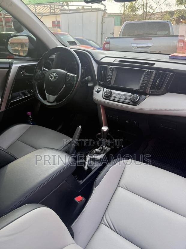 Toyota RAV4 XLE 4dr SUV AWD (2.5L 4cyl 6A) 2018 Silver