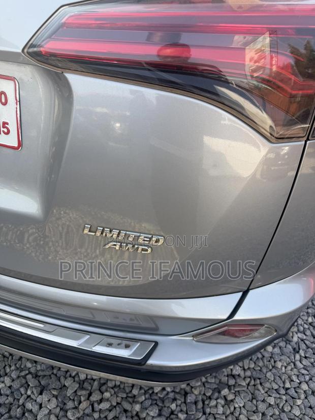 Toyota RAV4 XLE 4dr SUV AWD (2.5L 4cyl 6A) 2018 Silver