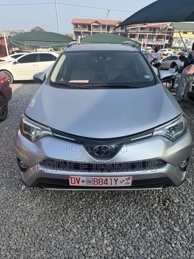 Toyota RAV4 XLE 4dr SUV AWD (2.5L 4cyl 6A) 2018 Silver
