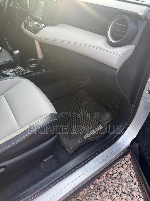 Toyota RAV4 XLE 4dr SUV AWD (2.5L 4cyl 6A) 2018 Silver