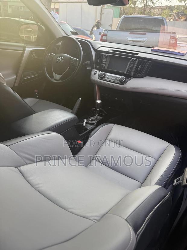 Toyota RAV4 XLE 4dr SUV AWD (2.5L 4cyl 6A) 2018 Silver