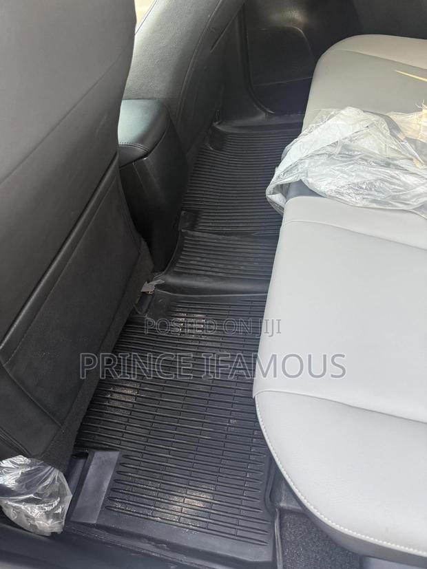 Toyota RAV4 XLE 4dr SUV AWD (2.5L 4cyl 6A) 2018 Silver