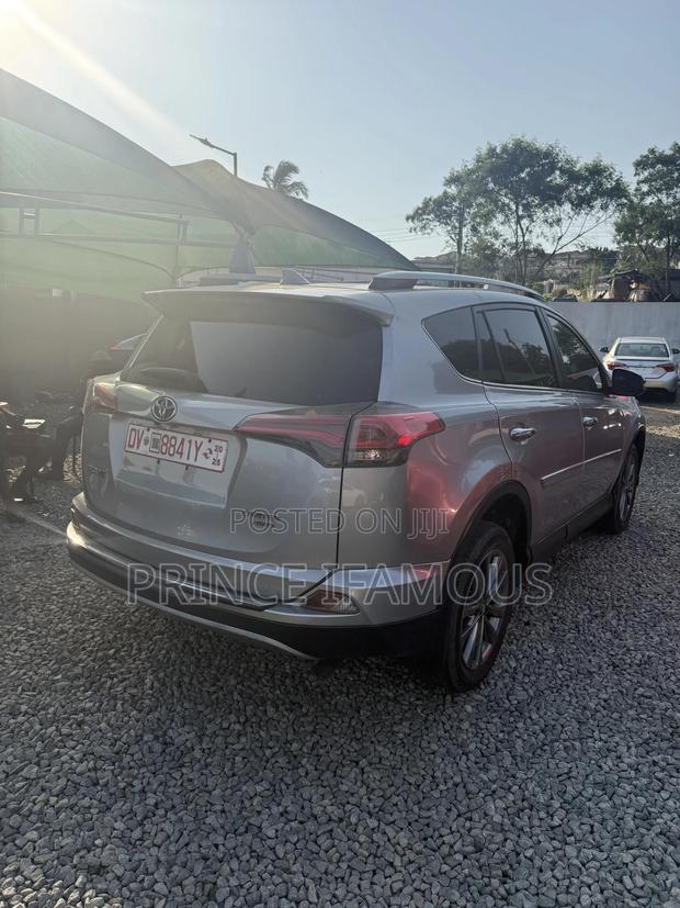 Toyota RAV4 XLE 4dr SUV AWD (2.5L 4cyl 6A) 2018 Silver