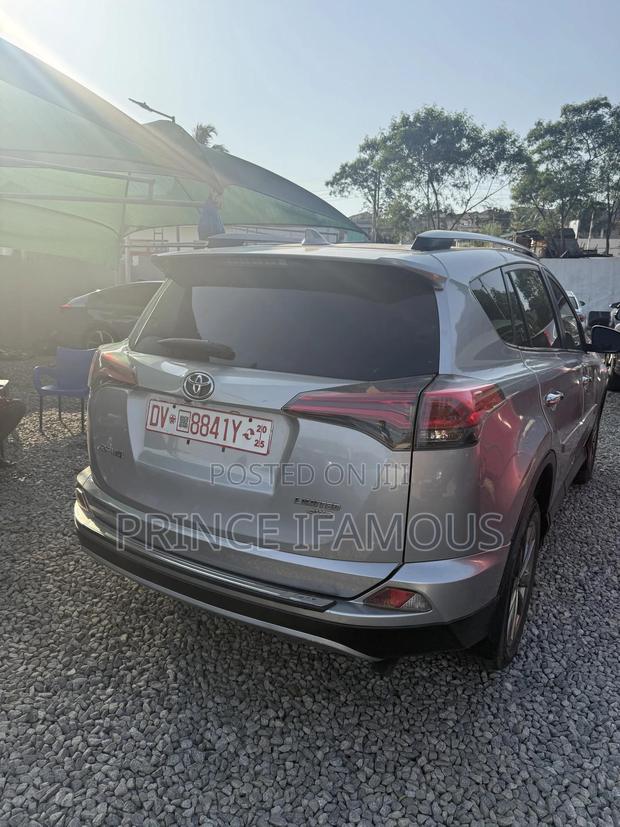 Toyota RAV4 XLE 4dr SUV AWD (2.5L 4cyl 6A) 2018 Silver