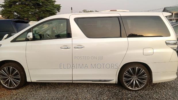 Toyota Vellfire 2016 White photo 2