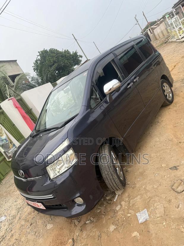 Toyota Voxy 2012 Blue photo 3