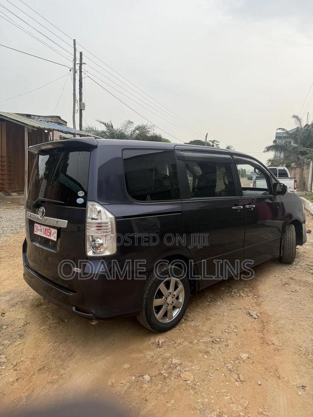Toyota Voxy 2012 Blue photo 4