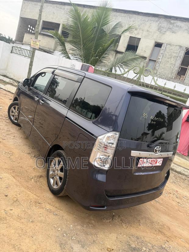 Toyota Voxy 2012 Blue photo 6
