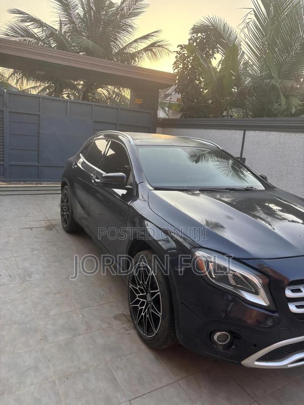 Mercedes-Benz C250 2019 Blue photo 3