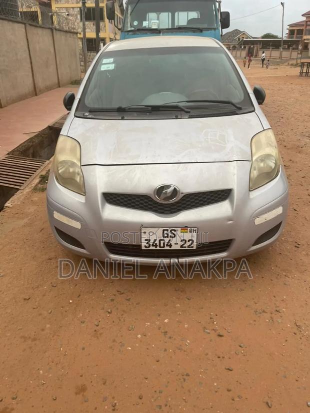 Toyota Vitz 2010 Silver
