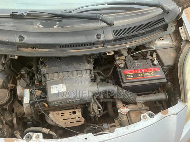 Toyota Vitz 2010 Silver